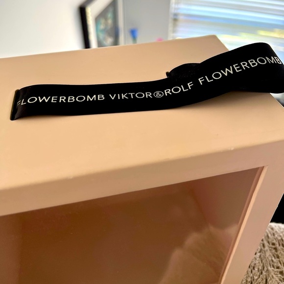 VIKTOR and ROLF FLOWERBOMB SHADOWBOX GIFT BOX - Picture 9 of 11